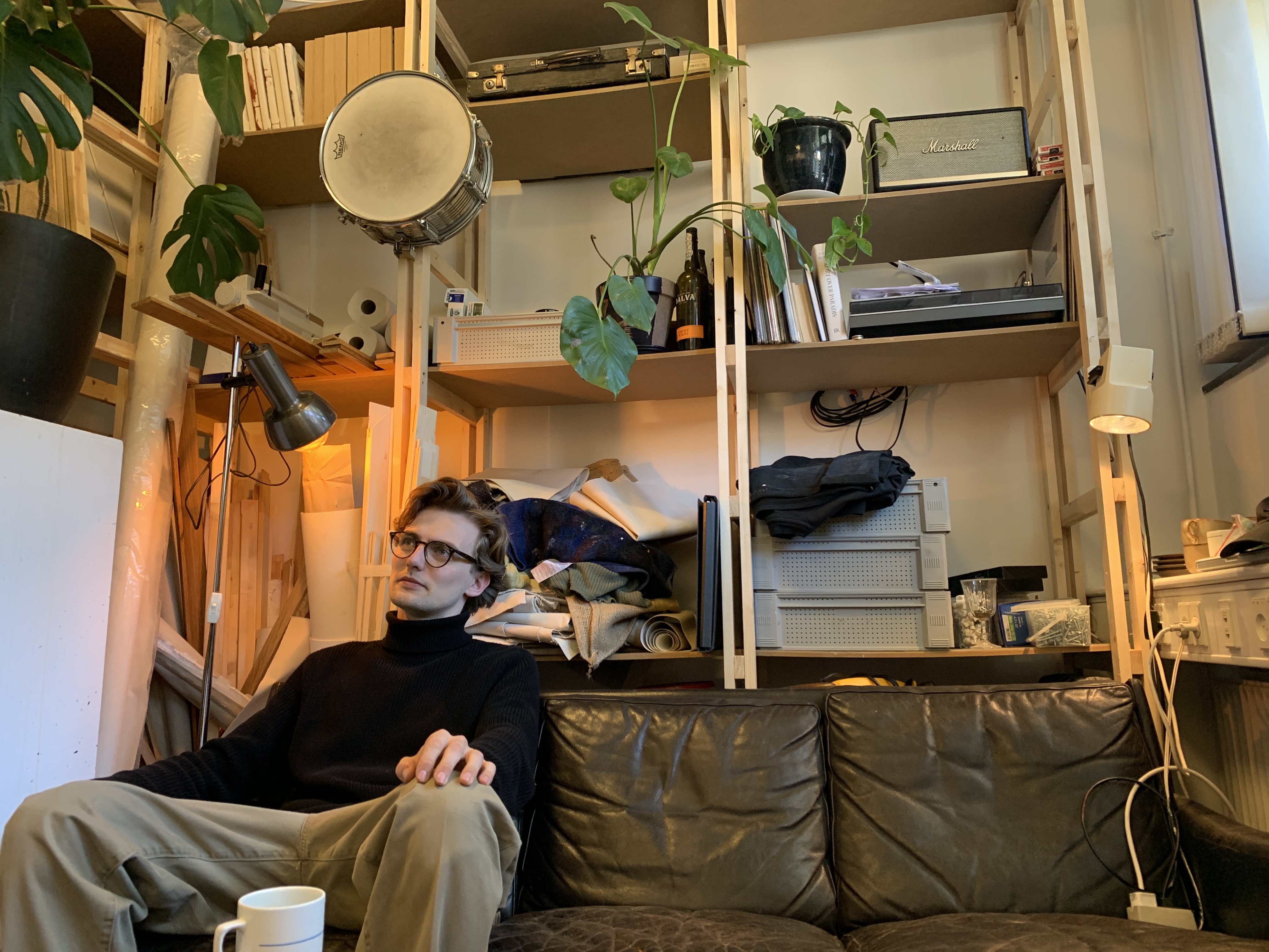 Billede af mark i hans sofa